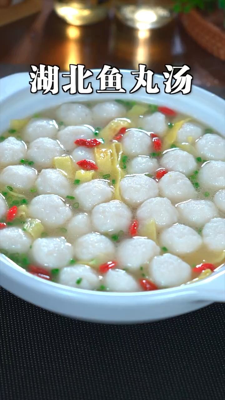 小时候吃酒席最喜欢的就是这道鱼丸汤,滑嫩鲜香,每次都是它一个光盘.