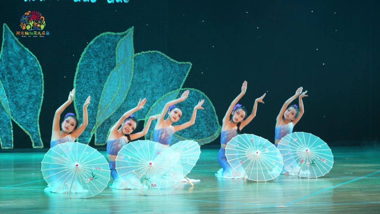少儿群舞《傣乡的雨》是一支傣族舞蹈,小演员们的傣族舞蹈风格浓郁