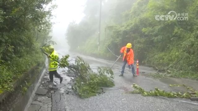 贵州仁怀遭遇强降雨,致多处塌方道路中断,相关部门紧急抢险中