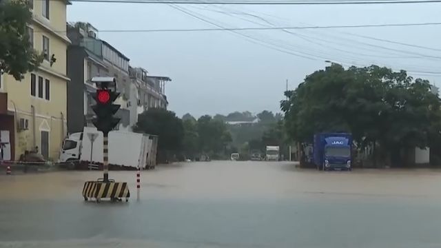 广西钟山:发布暴雨红色预警,小学幼儿园停课