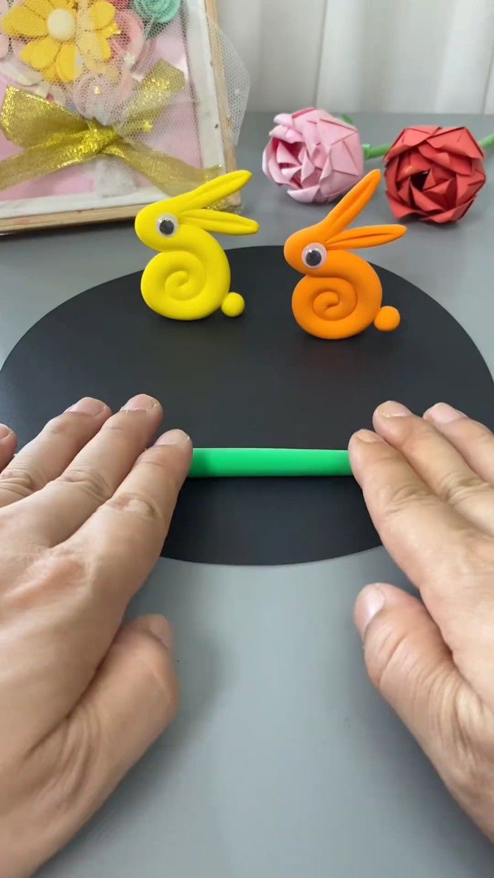 和孩子用粘土来做简单可爱的创意手工小兔子吧