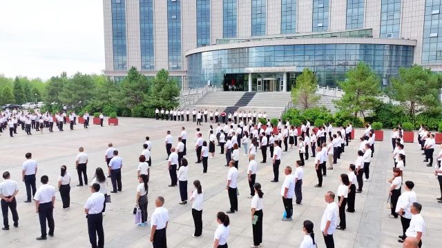 乌苏市举行升国旗仪式,庆祝中国共产党成立103周年