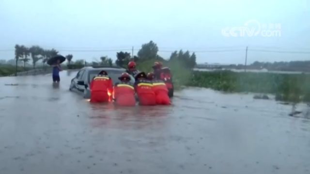 车辆涉水人员被困,山东临沂消防部门快速营救