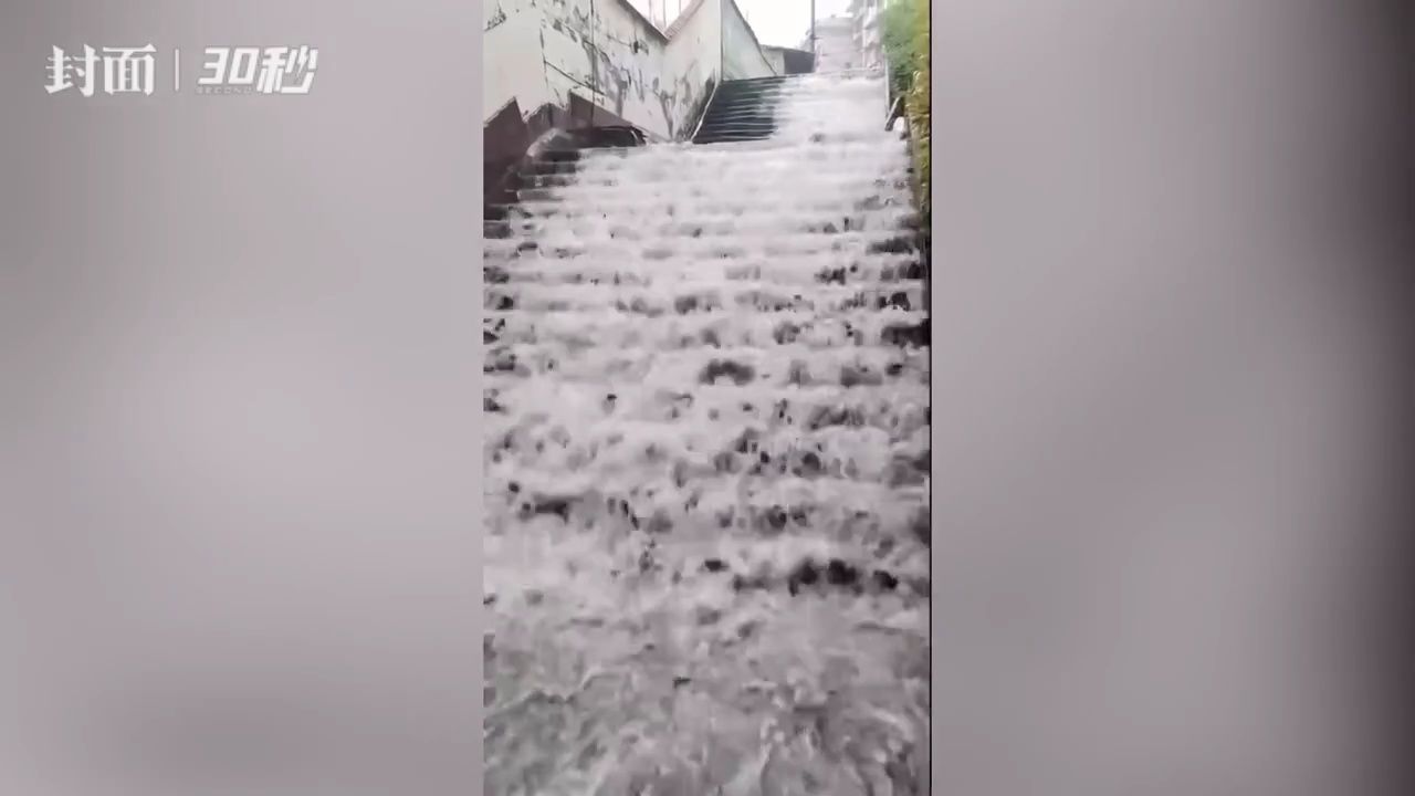 30秒|短时强降水突袭四川自贡 市区路段出现"大雨漫道"