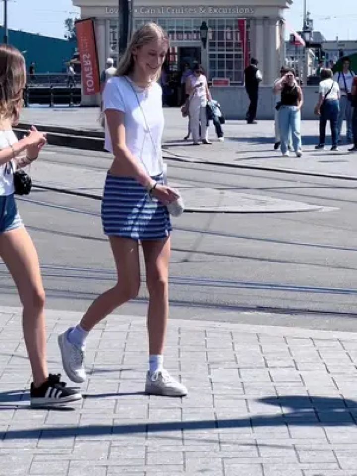 超级早熟的荷兰小女孩,应该也才十四五岁左右,这个日期的女孩子是颜值