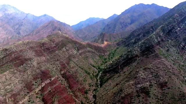 贺兰山韭菜沟,应该本地人都非常熟悉,也是经常游玩的地方,在这里有一段明长城,历经千百年依然保存有比较完整的一段,旁边就是山体