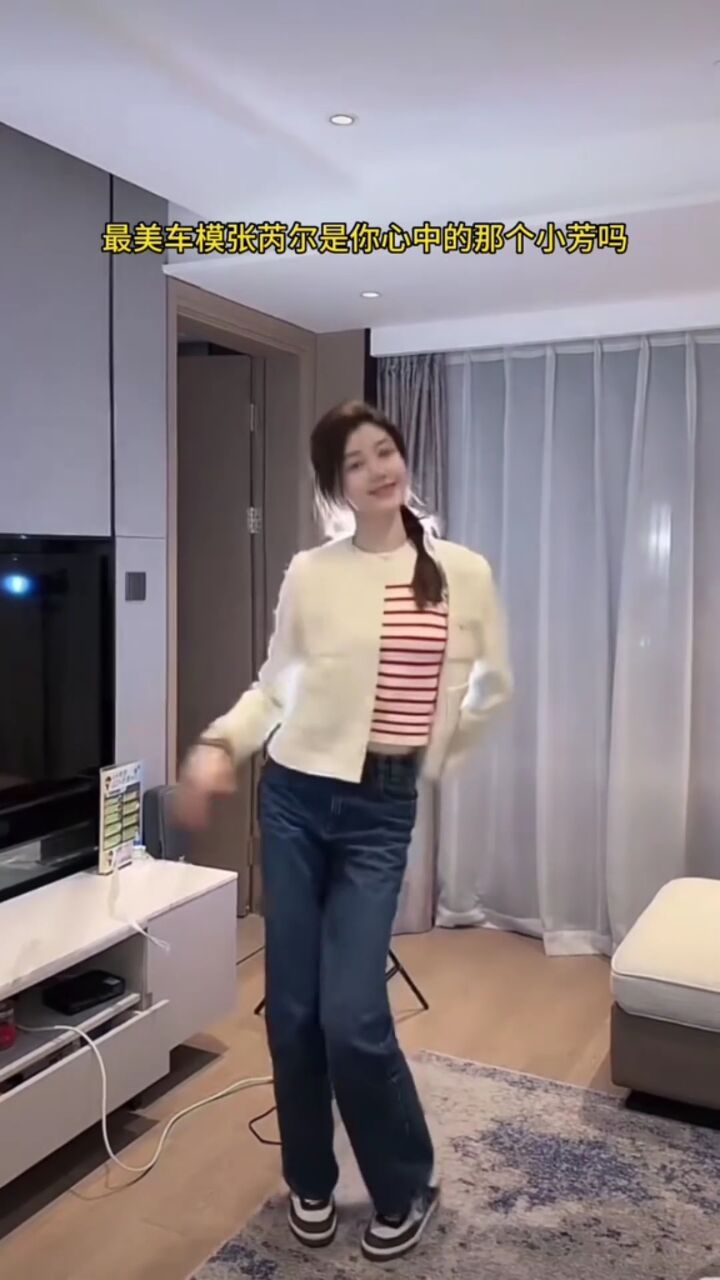 最美车模张芮尔是你心中的那个小芳吗?辫子粗又长.