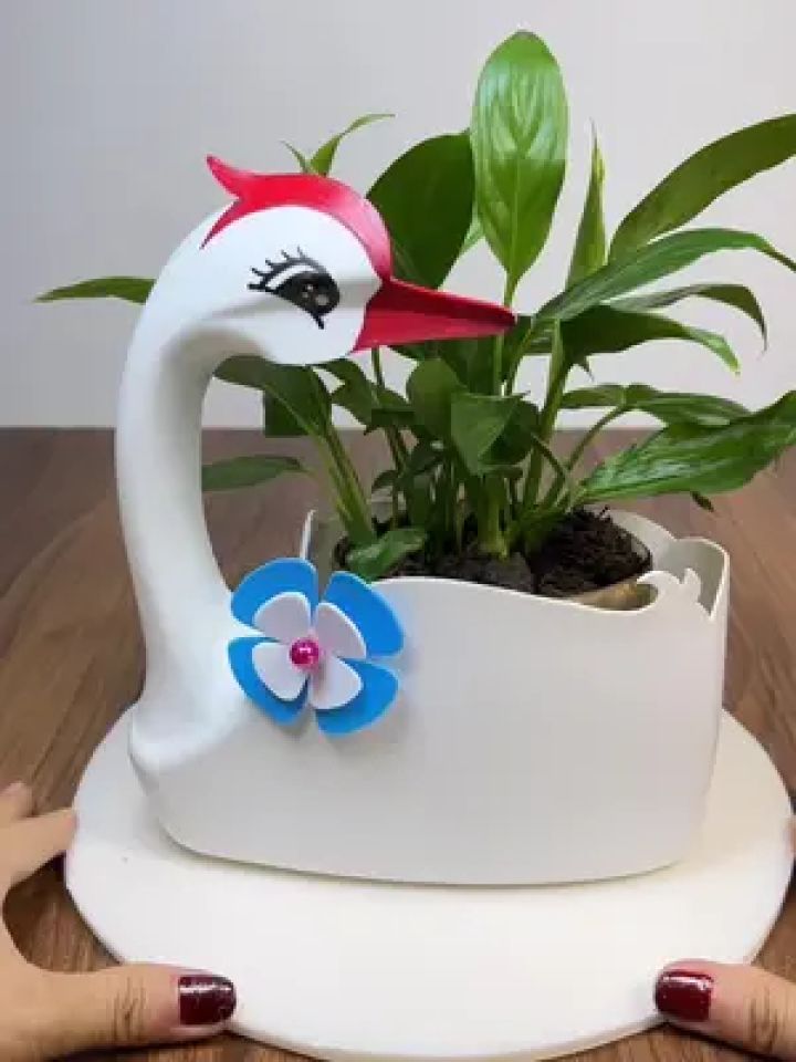 洗衣液瓶变废为宝做天鹅花盆 #手工 #自制花盆 #空瓶子的妙用 #洗衣液