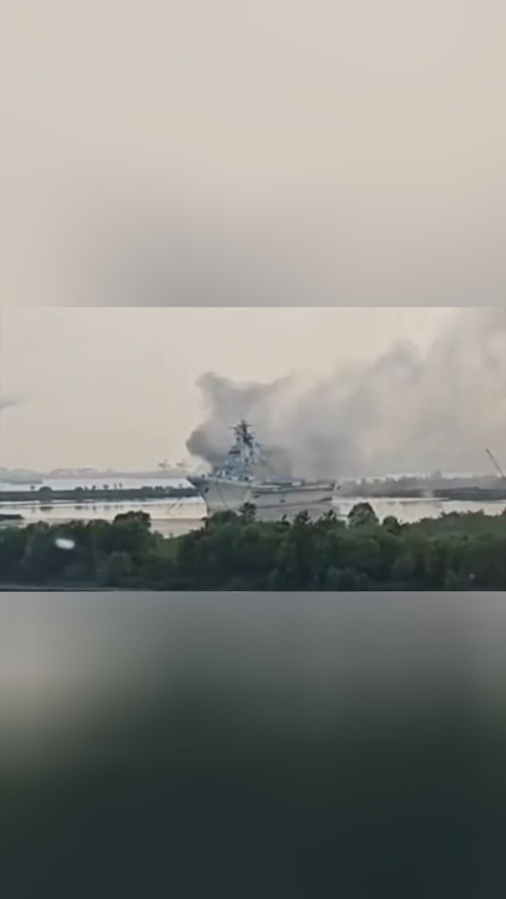 长江边一航母冒出浓烟?官方通报:废旧航母在拆除改造时发生火灾