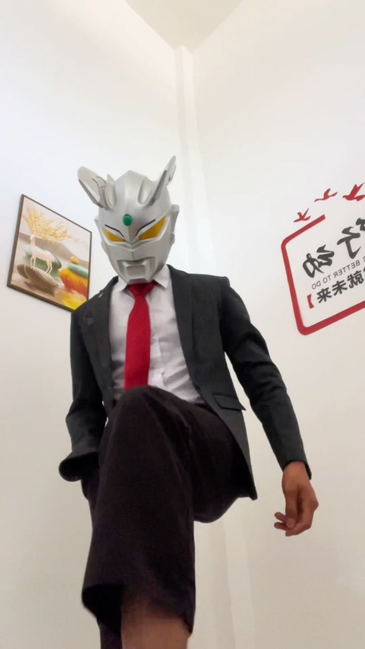赛罗西装踢腿运镜慢动作?这也太酷了吧