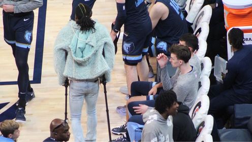 《NBA全场集锦》灰熊官宣莫兰特伤情：遭遇髋关节后脱位+一级骨盆肌肉拉伤，已拄拐杖