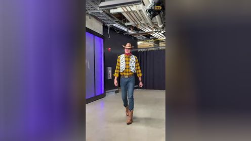 《NBA全场集锦》酷帅牛仔闪亮登场！凯斯勒入场cos玩具总动员的胡迪牛仔装扮