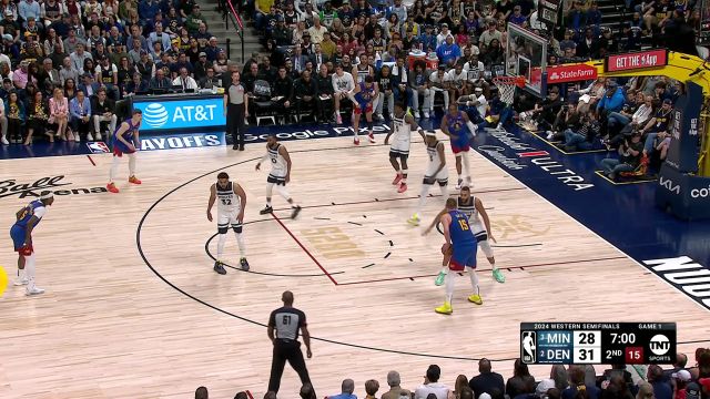 个人单打教科书！约基奇攻防结合顶着防守强硬抛投稳稳打进