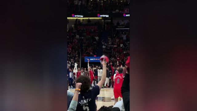 关键时刻真给力！观众席视角感受鹈鹕得分冲击波