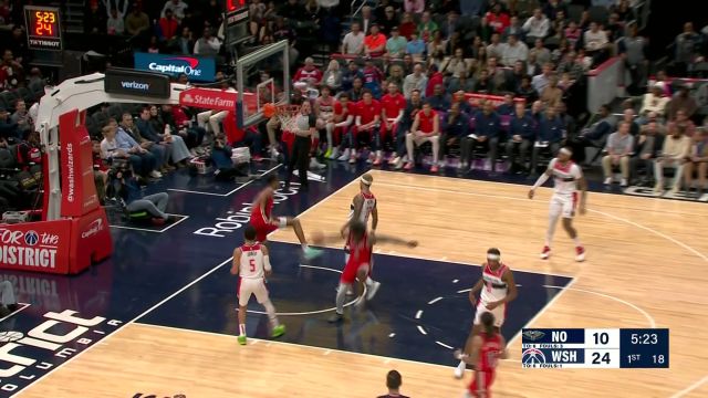 出手就整活！普尔转换接球滑翔上篮意外偏出 反被鹈鹕打成反击扣篮