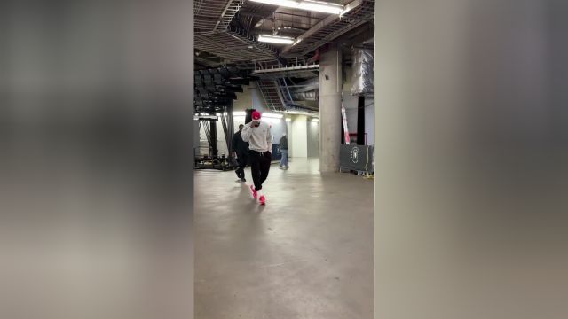 詹姆斯东契奇抵达球馆 老詹赛前热身先来一暴扣