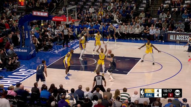 打的就是精锐！格威无惧詹姆斯防守 背打转身后仰中投取分