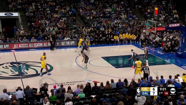 延续决赛状态！戴维斯开场状态不俗 连杀篮下予取予求