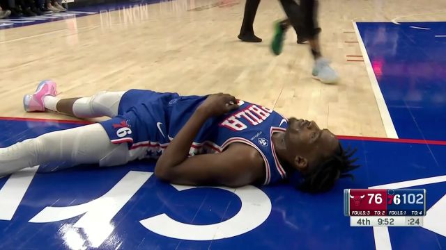 大步流星强硬突破 豪斯顶翻菲利普斯上篮打成2+1