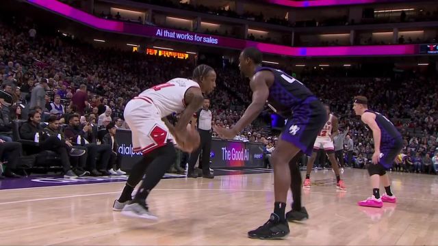 绝对的默契！福克斯人缝之中妙传萨博尼斯双手暴扣肆虐篮筐