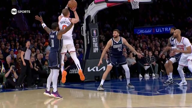 杀人还要诛心！迪文琴佐无视双人夹击滞空跳投打成2+1