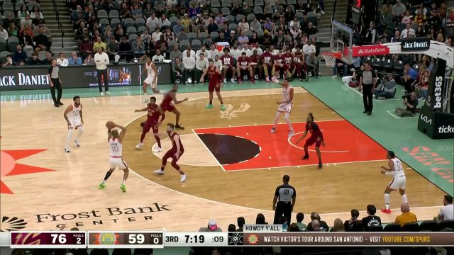 几乎不用跳 文班亚马空位转身灌篮手到擒来