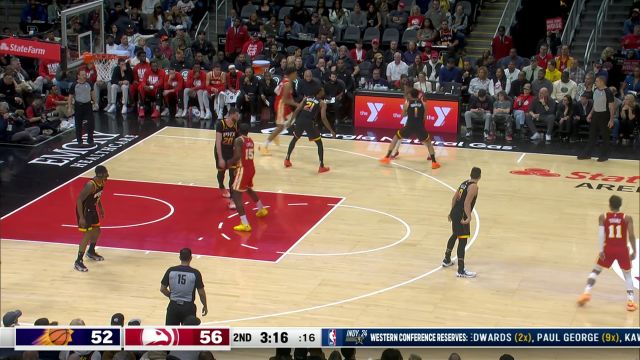 布克稳健中距离出手乖乖入网 杰伦-约翰逊强杀篮下打成2+1