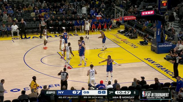 自己给自己增加难度 库里顶着防守强投三分依旧百步穿杨