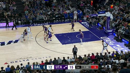 《NBA全场集锦》眼睁睁看着就是防不了 欧文轻松杀入篮下上篮得手