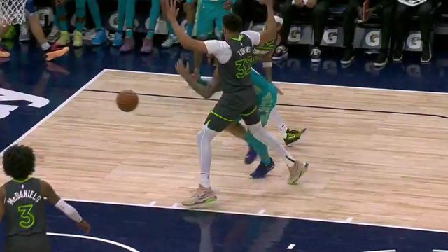 NBA常规赛：黄蜂vs森林狼第3节英文原声回放