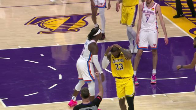 这一下看着都疼 詹姆斯被多尔特拍后脑勺痛苦抱头