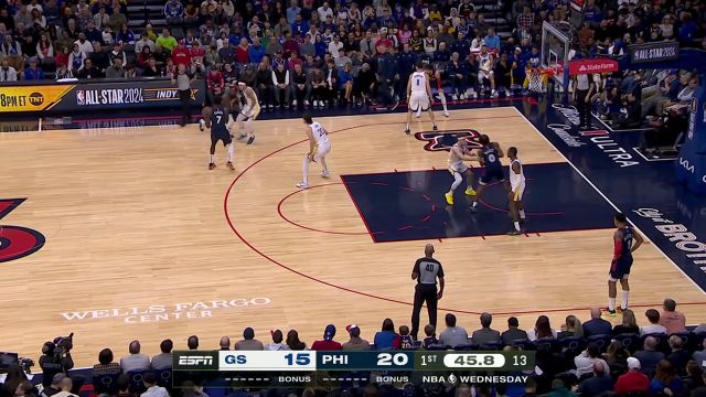 变现突破洞穿防线 贝弗利以一敌三强硬上篮建功