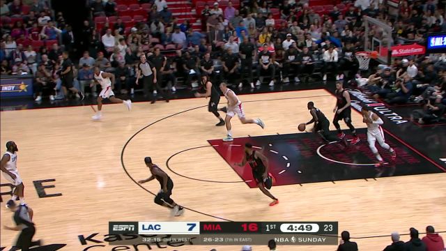 兄弟配合默契无间 哈登飞身抢断助威少反击上篮得手