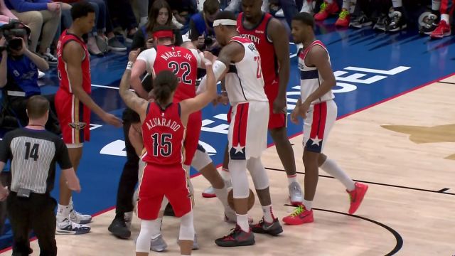 剑拔弩张火气拉满 南斯抱摔沙梅特现场冲突不断