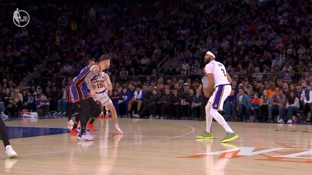 无视防守一箭穿心！里夫斯关键三分手稳心不慌