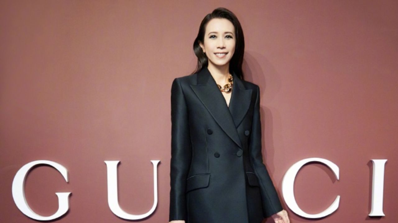 54岁莫文蔚怼脸生图火出圈,眼角鱼尾纹明显,自然真实没有医美痕迹