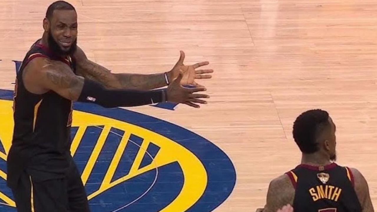 6年前的今天jr史密斯抢到前场篮板忘记投篮!詹姆斯无奈摊手