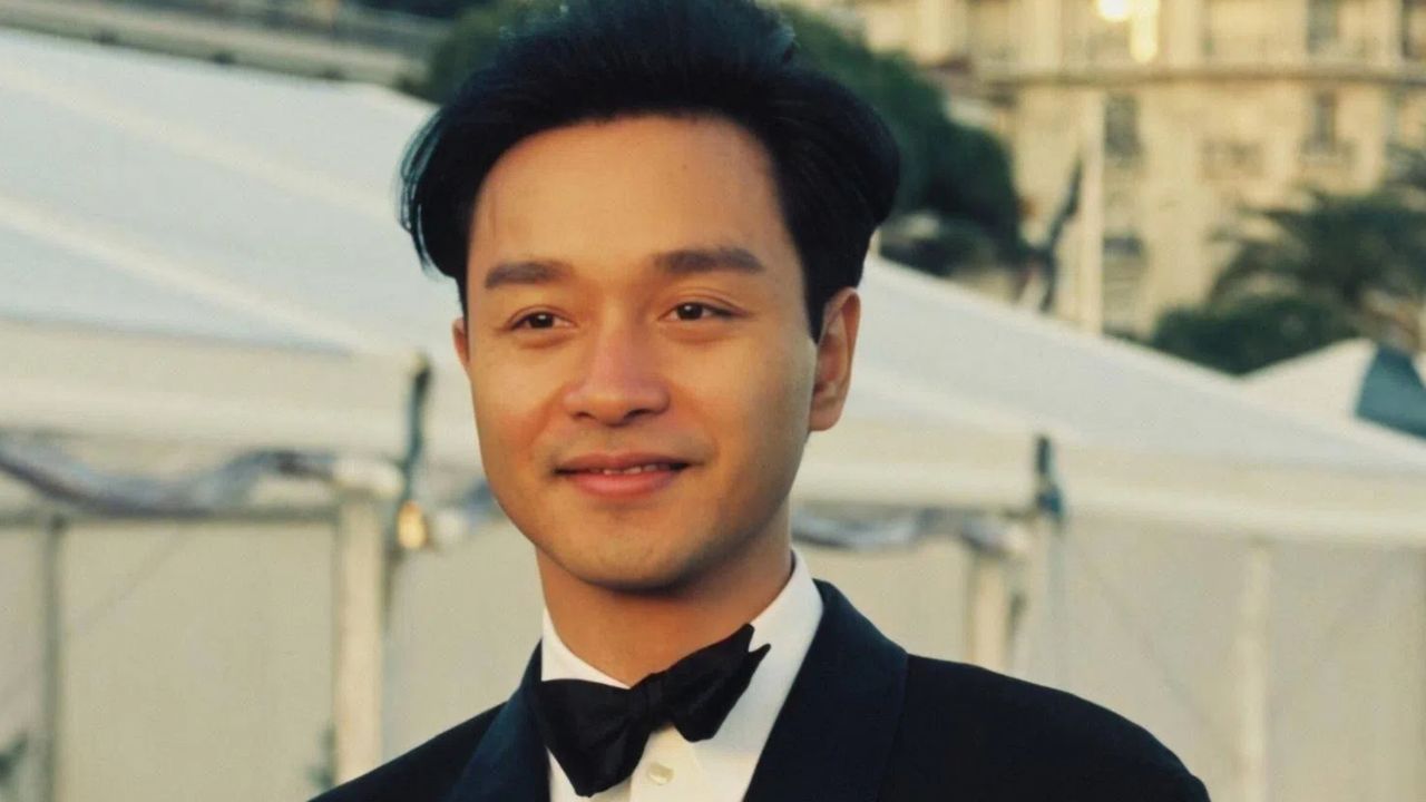 张国荣逝世21周年悼念现场,杏色蝴蝶飞来,久久停留引影迷动容