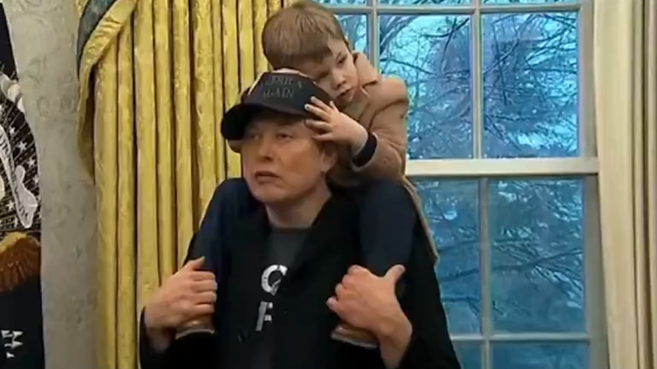 马斯克带娃上班松弛感拉满，特意打开儿子衣扣，露出大金链子_高清