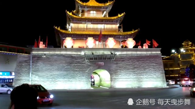 酒泉钟鼓楼的夜晚灯火通明,听着歌曲看风景