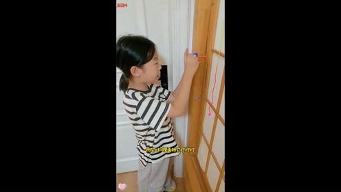 孩子不在家，妈妈随便出去她们的房间！这事得管管！妹妹竟然用瓶盖做了个旋转门锁！_高清