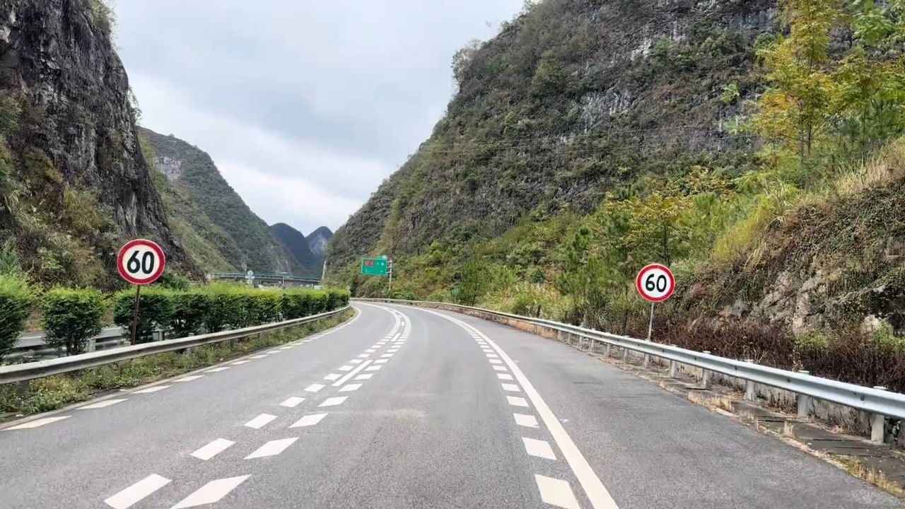 自驾从广西进入贵州,走的g75兰海高速,看看两地交界处是啥样子
