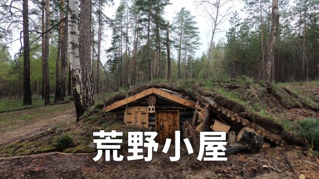 野外建造:男人住在野外发现了野兽的足迹,结果让他吃惊