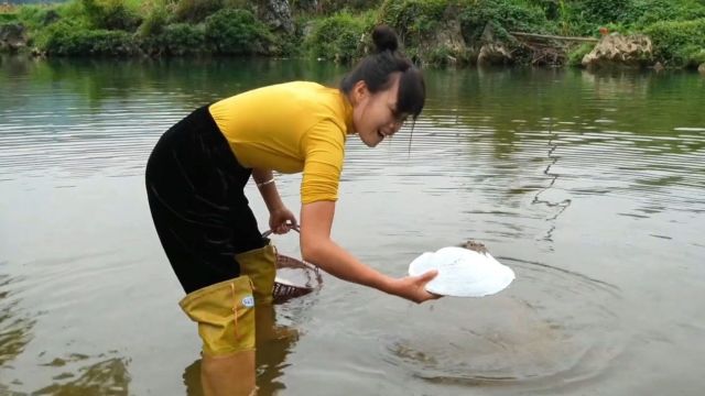 小姐姐在河里捡到一只白色的贝壳,里面竟然有好多珍珠啊!