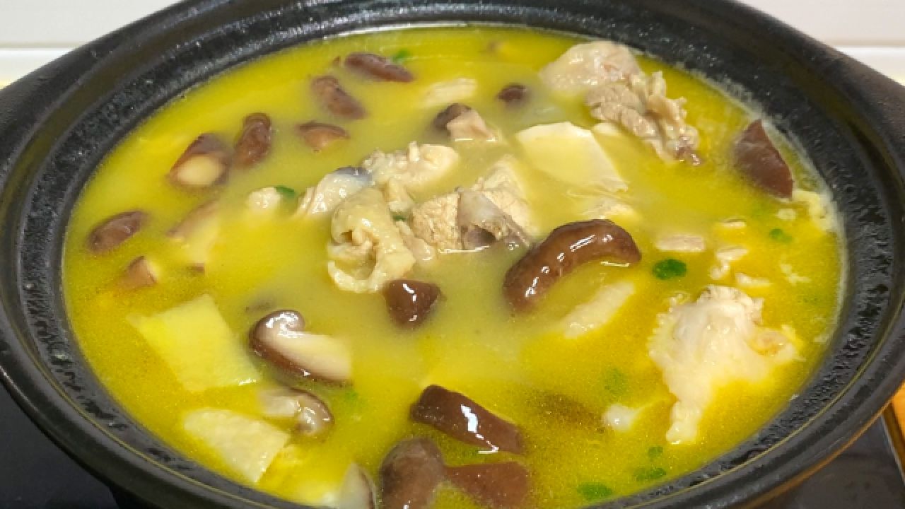 香菇炖鸡汤家常做法,大厨教你诀窍,汤色诱人,味道鲜香真解馋