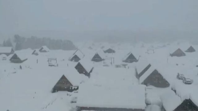 新疆:阿勒泰地区喀纳斯景区禾木村降雪达暴雪级