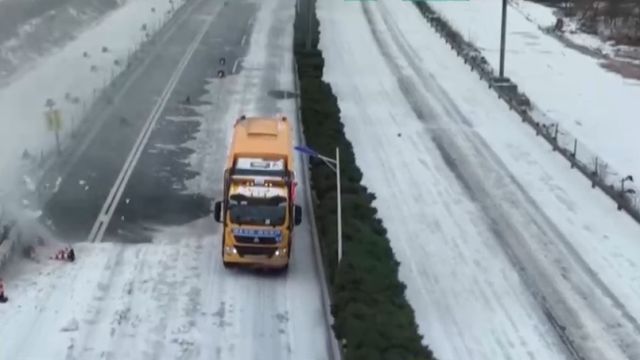 湖北孝昌:“吹雪大王”清冰除雪,热风最高可达750℃