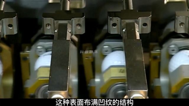 高尔夫球是如何制造的?球壳在制作并打磨后喷涂底漆