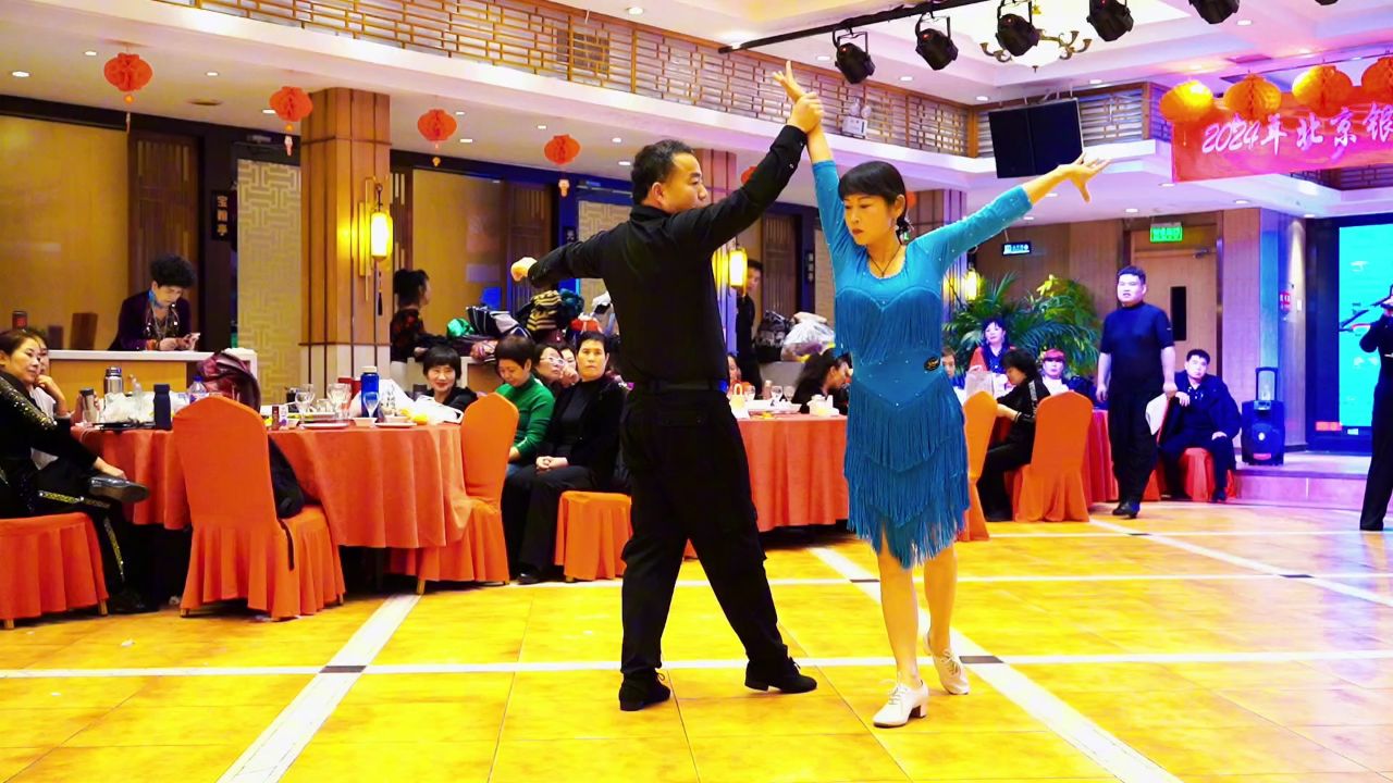 休闲伦巴双人版,歌好听,舞蹈娴熟流畅
