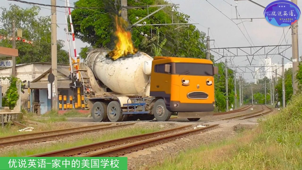 卡通工程车搞笑动画,搅拌车的罐子在铁路道口着火了,该怎么办呢